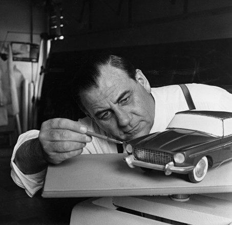 Pietro Frua 1959 bei der Arbeit an einem 1:10 Modell; 
Archiv Dr. Stefan Dierkes